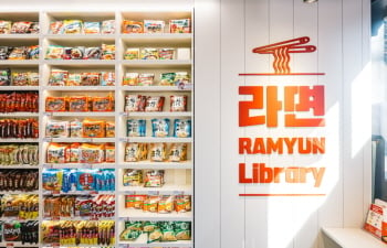 K-RAMYUNの聖地『ラーメンライブラリー』に行ってみよう！～韓国のインスタントラーメンが一堂に！一番人気の商品は？～